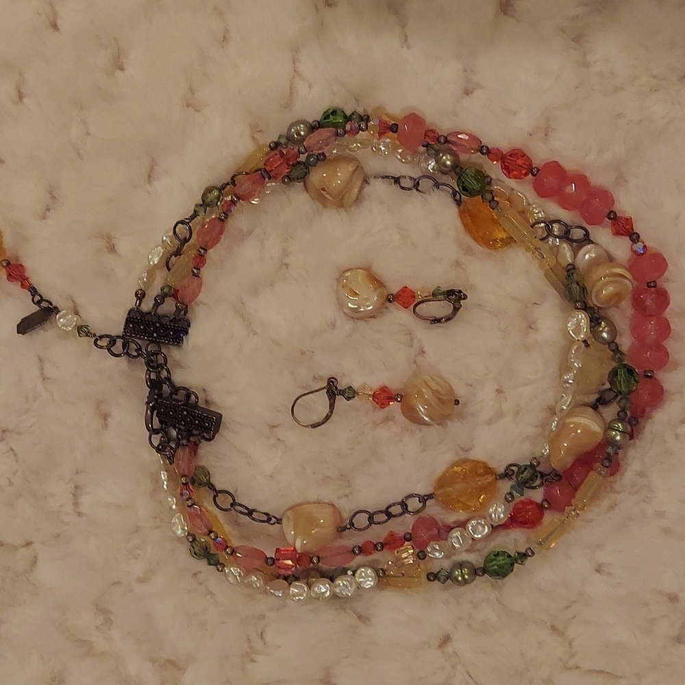 Tres Jolie necklace and earrings. A beachy summer look and feel.